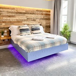 Cloud9 Guest House - By Coastline Retreats - Newly Renovated, Beautiful Ensuite Rooms Near Seafront In Town Centre, Netflix, Superfast Wifi, Communal Kitchen